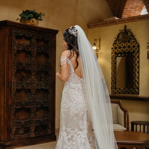 Monique Lhuillier Wedding Dress - Picture 6 of 6